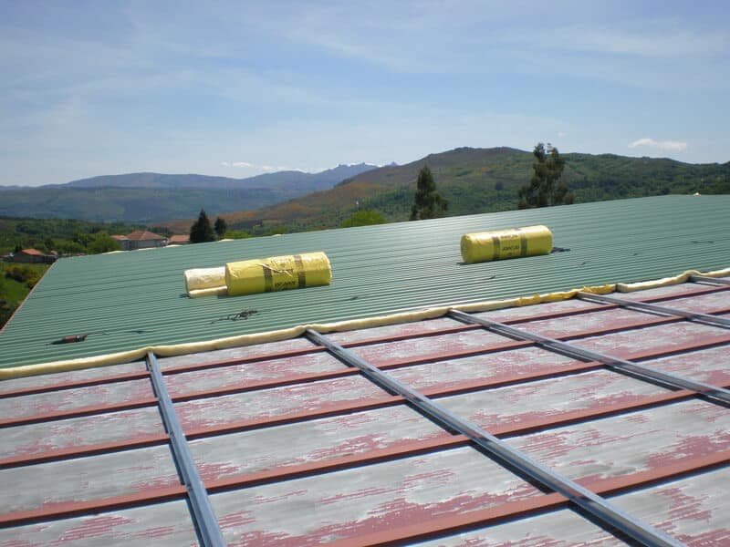 Somos especialistas en cubiertas con panel sándwich